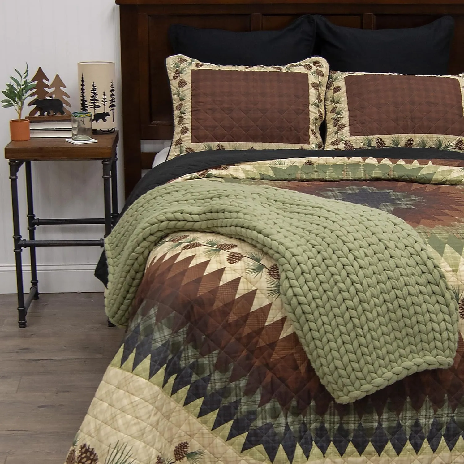 Donna Sharp Pine Circle Quilted Bedding Set - 3-Piece King Size Quilt Set - Includes 1 Quilt and 2 King Pillow Shams - Machine Washable - Traditional Design